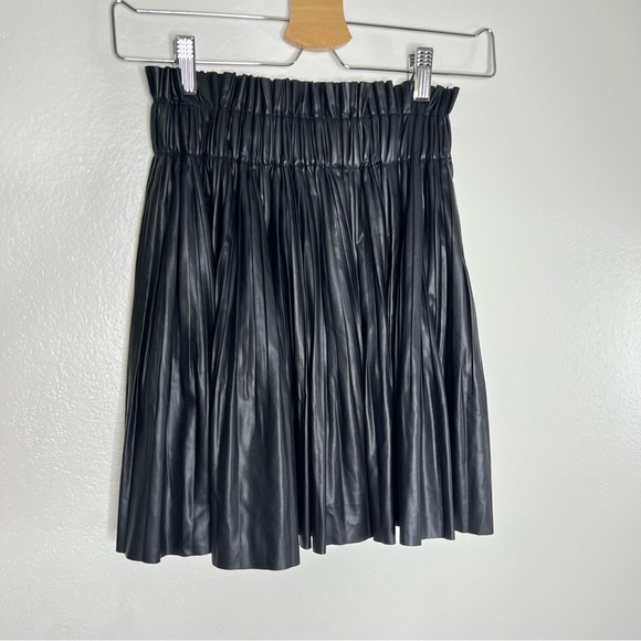 Zara Black Pleated Faux Leather High Rise Mini Skirt Sz XS - Picture 4 of 9